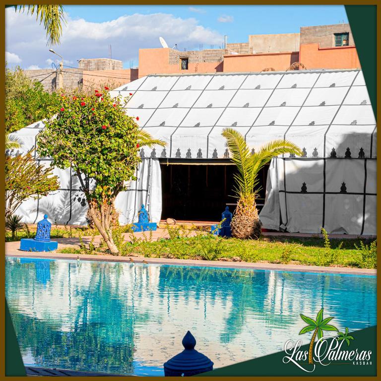 Bazén v ubytování Las Palmeras Guest House nebo v jeho okolí