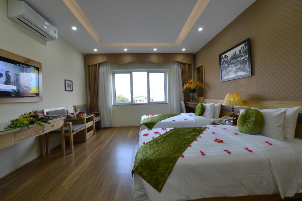 Postel nebo postele na pokoji v ubytování Blue Hanoi Inn Hotel