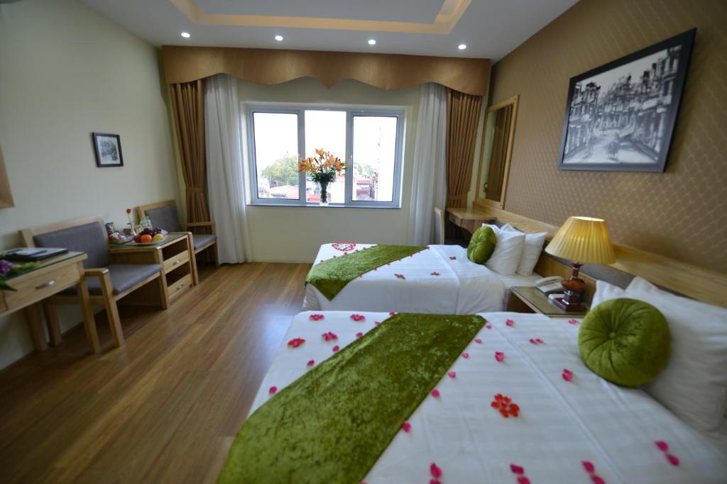 Postel nebo postele na pokoji v ubytování Blue Hanoi Inn Hotel