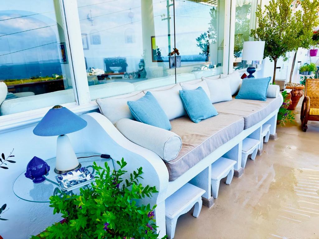 A seating area at Scala Fenicia 14 by CapriRooms