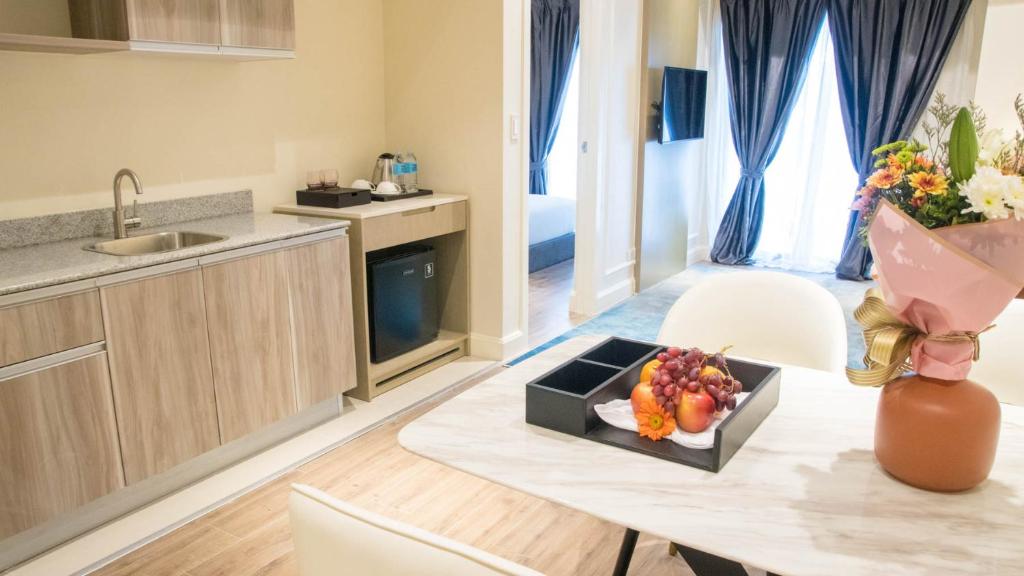 Kuchyň nebo kuchyňský kout v ubytování Noble Cebu Hotel