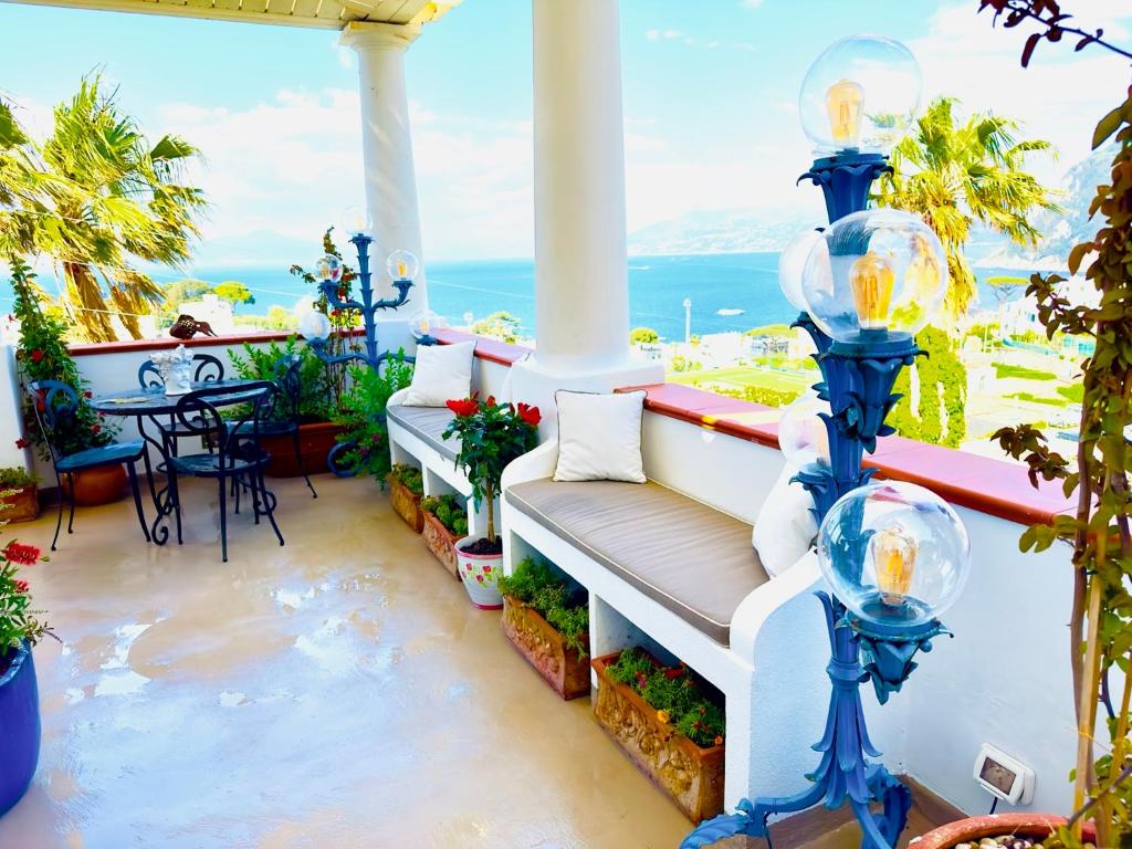 A balcony or terrace at Scala Fenicia 14 by CapriRooms