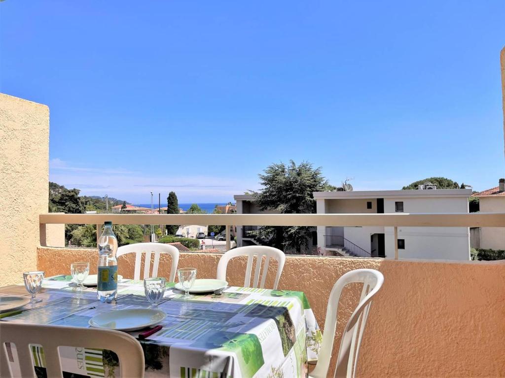 une table et des chaises sur un balcon avec vue dans l'établissement Duplex calme 4 pers, parking privé, à deux pas de la plage - Le Lavandou - FR-1-251-500, au Lavandou