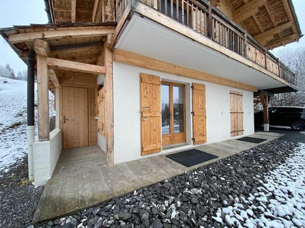 Cette maison dispose de portes en bois et d'un balcon. dans l'établissement Studio 4 pers. rénové, proximité pistes & commerces, balcon/terrasse, parking privé - FR-1-733-98, à Crest-Voland