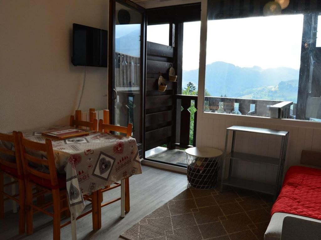d'une salle à manger avec une table et une vue sur la montagne. dans l'établissement Studio 4 pers. avec mezzanine, parking & balcon, Crest-Voland - FR-1-733-111, à Crest-Voland