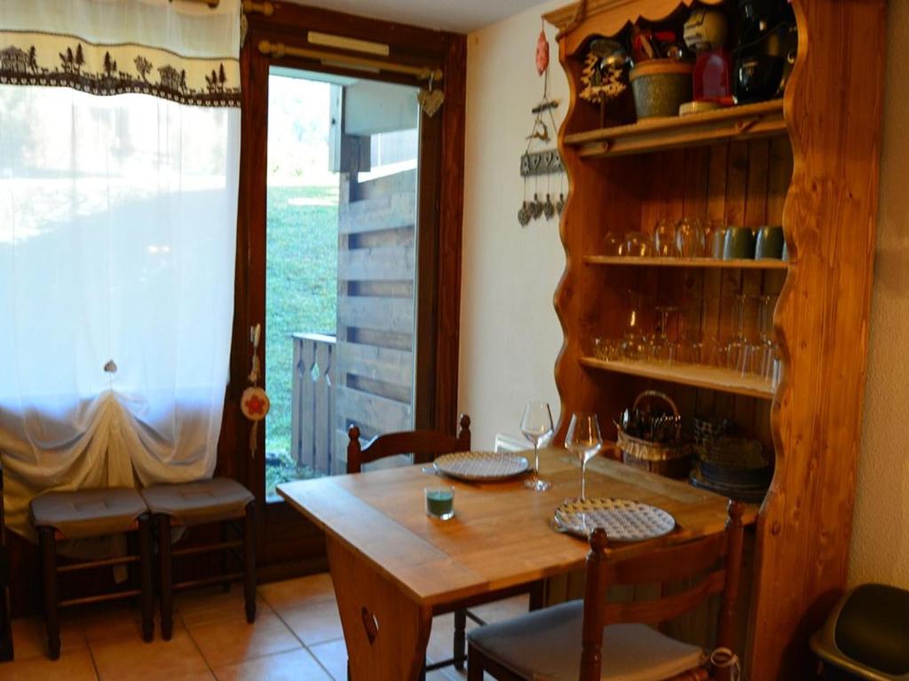une salle à manger avec une table et des chaises en bois dans l'établissement Studio cosy 4 pers, rez-de-chaussée, bien équipé, Crest-Voland, proche pistes, parking inclus - FR-1-733-109, à Crest-Voland