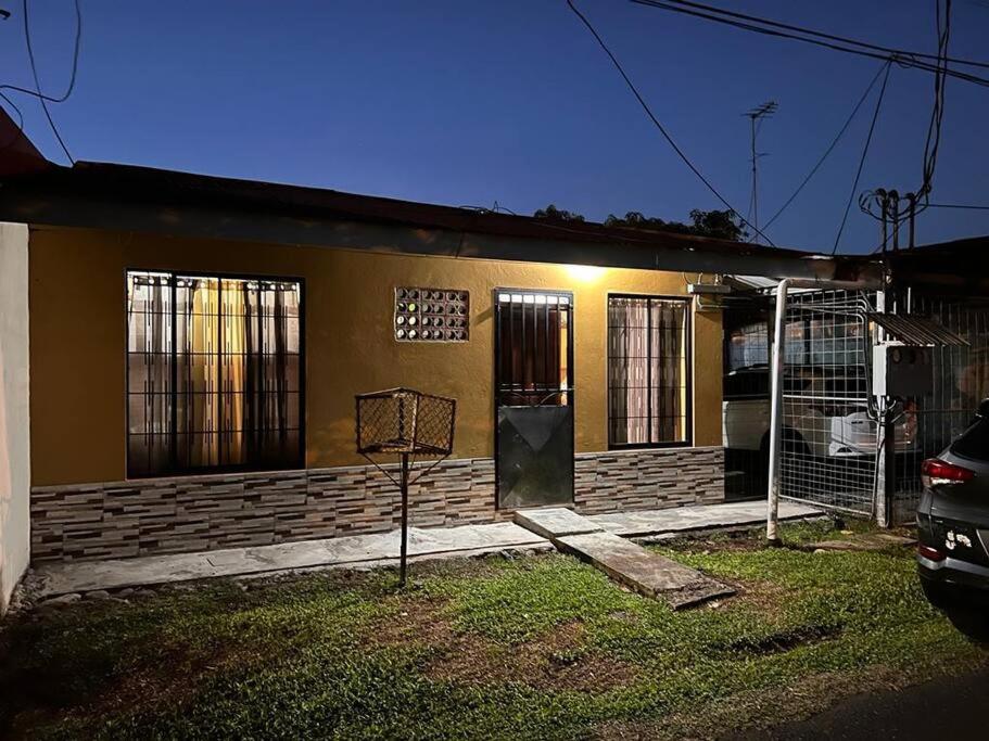 une petite maison avec un panneau devant elle dans l'établissement Apartamento daly 1, à Guápiles