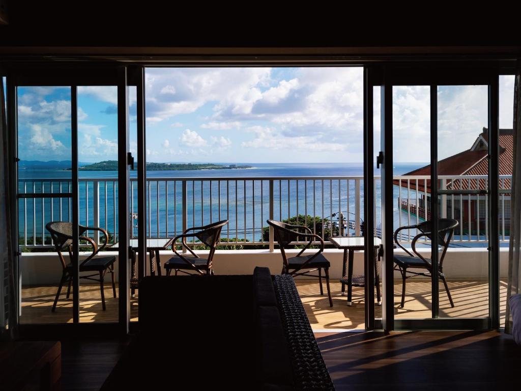 本部町にあるSunset Resort Canphouの海を望むバルコニー(テーブル、椅子付)