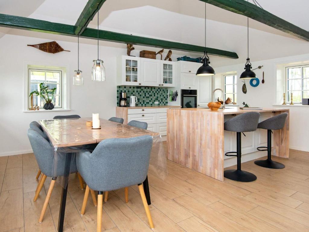Kuchyň nebo kuchyňský kout v ubytování Holiday home Varde IV