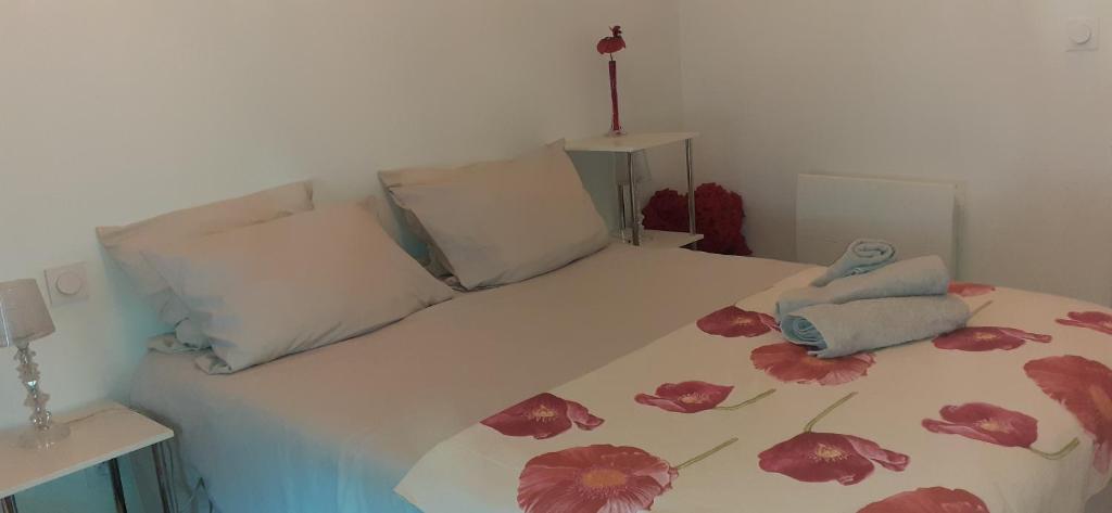 Postel nebo postele na pokoji v ubytování PAS à PAS CHAMBRE D'HOTES