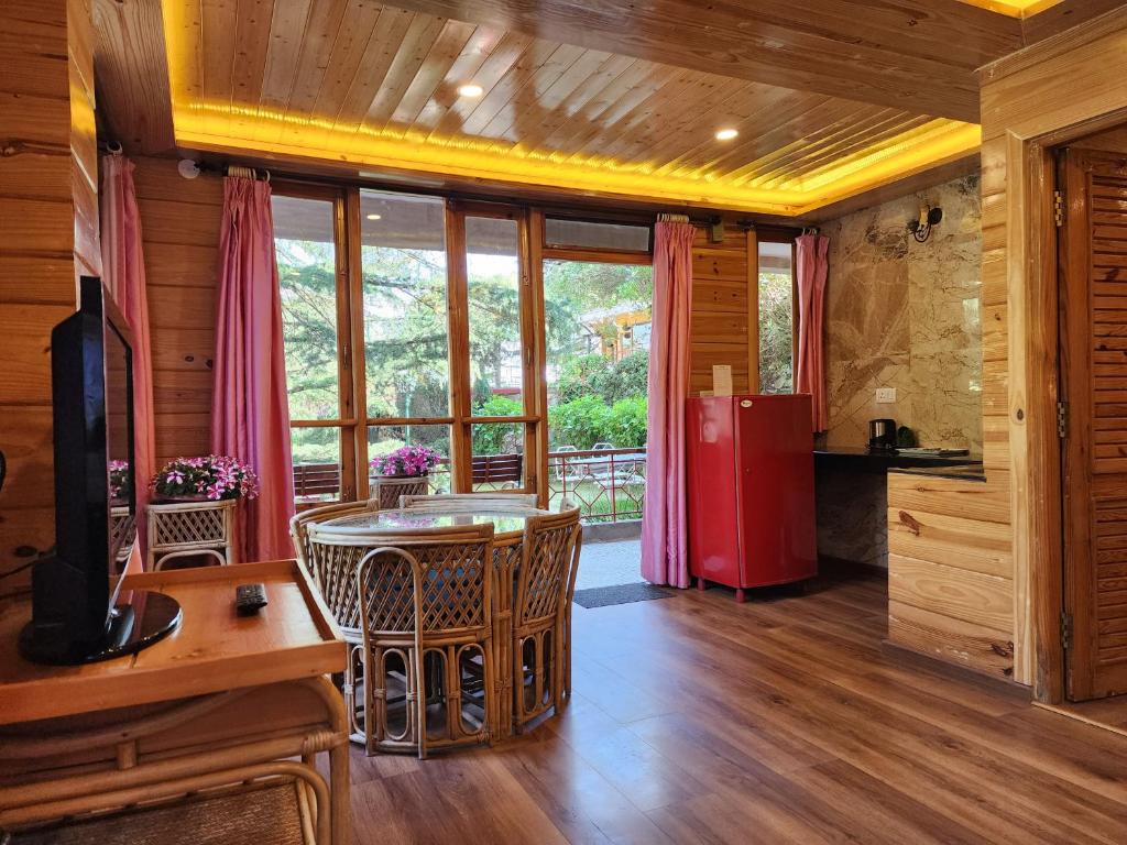Köök või kööginurk majutusasutuses The Chalets Naldehra