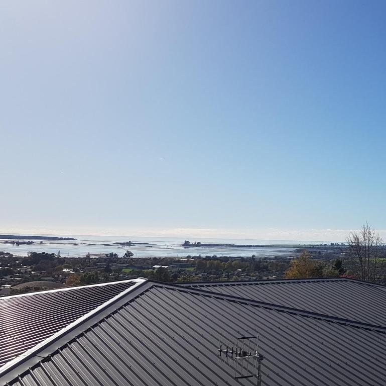 una vista del océano desde el techo de un edificio en View on Kihilla, en Richmond