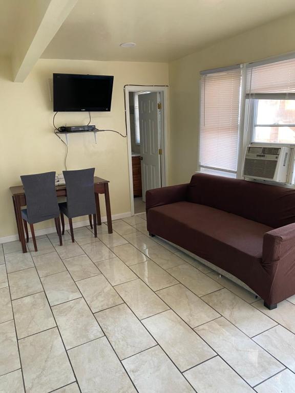 ein Wohnzimmer mit einem Sofa und einem Tisch in der Unterkunft Shore Beach Houses - 40 - 2 Dupont Avenue in Seaside Heights