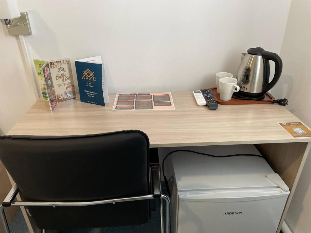 Příslušenství pro přípravu čaje a kávy v ubytování Apec Hotel
