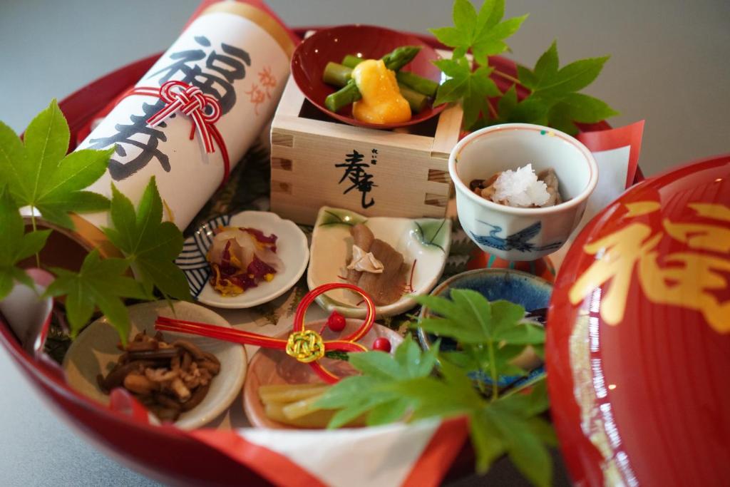 een kom vol eten en planten op een tafel bij Iwaiyado Jyuan Nikko Kawaji onsen in Nikko