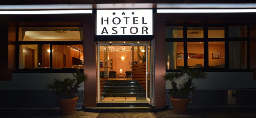 un letrero del agente del hotel en la parte delantera de un edificio en Astor Hotel, en Bolonia