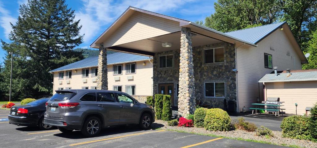 a car parked in a parking lot in front of a house at Crest Trail Lodge in Packwood