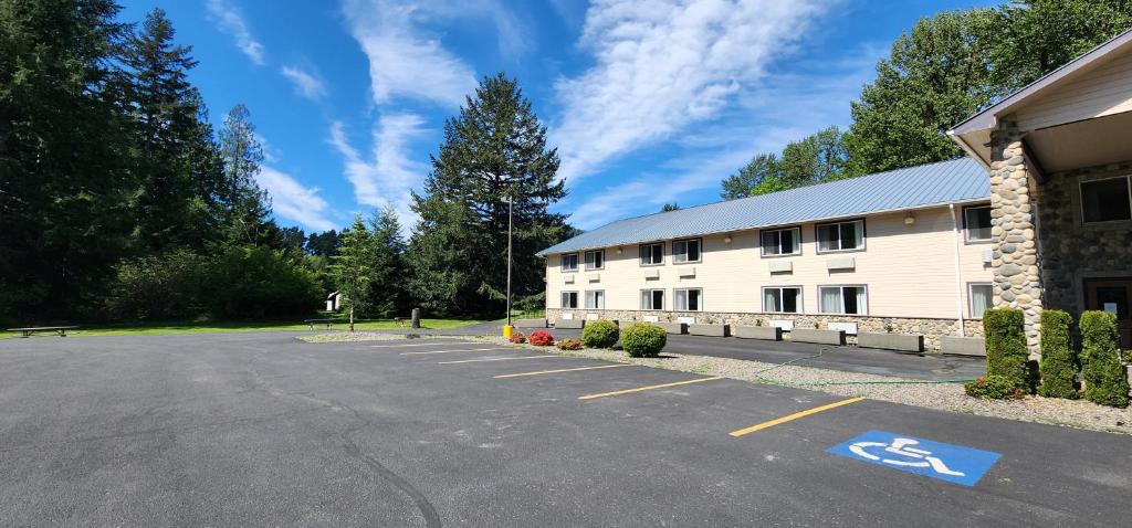 an empty parking lot in front of a building at Crest Trail Lodge in Packwood