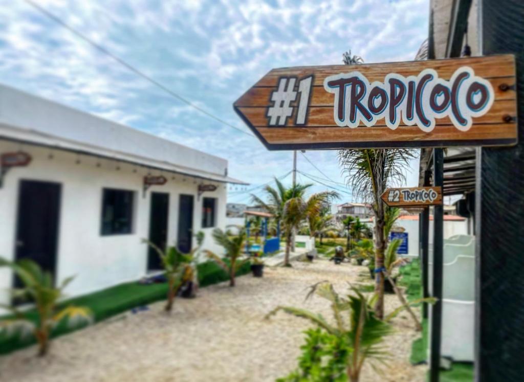 un panneau indiquant un hôtel devant un bâtiment dans l'établissement Hostal Tropicoco, à Playas