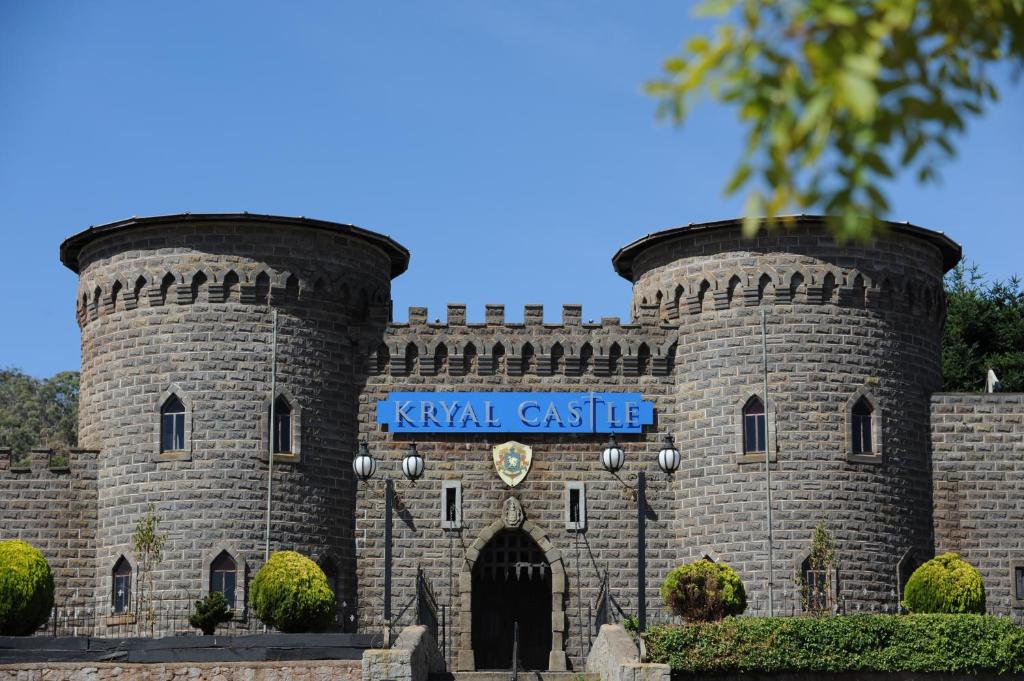 Leigh Creek的住宿－BIG4 Kryal Castle Holiday Park，一座大砖砌城堡,上面有蓝色的标志