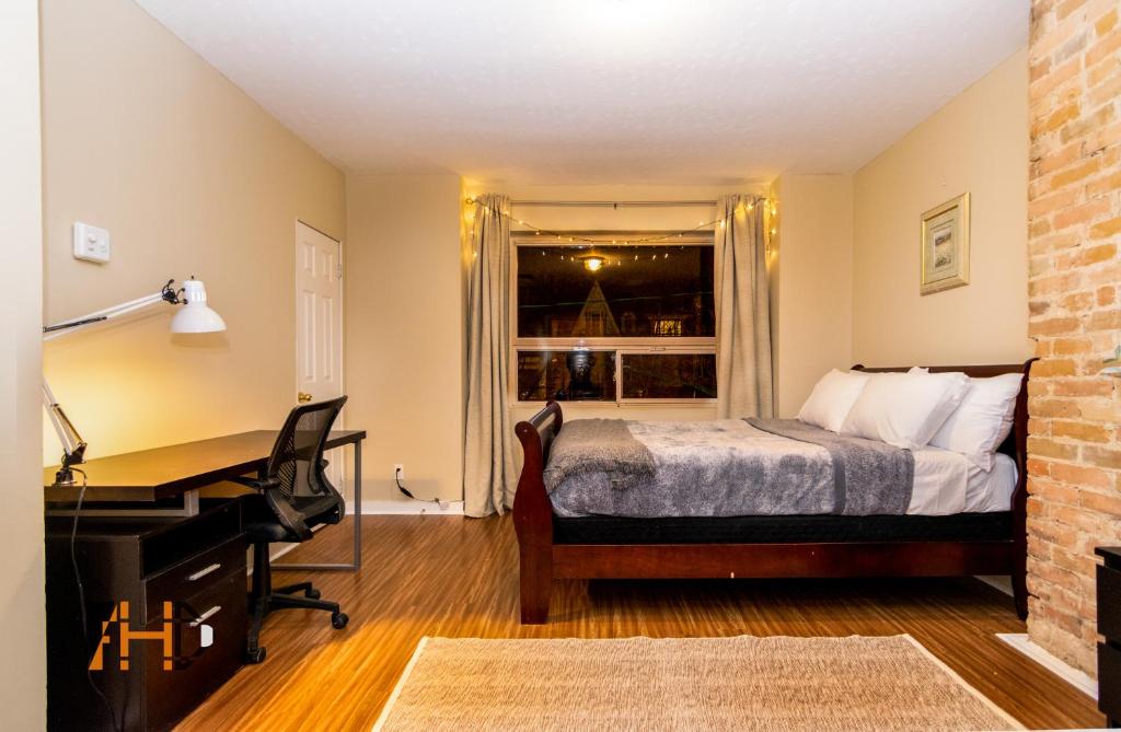 Downtown Retreat, Spacious 3-Bedroom Urban Getaway - Suite De Deux Chambres