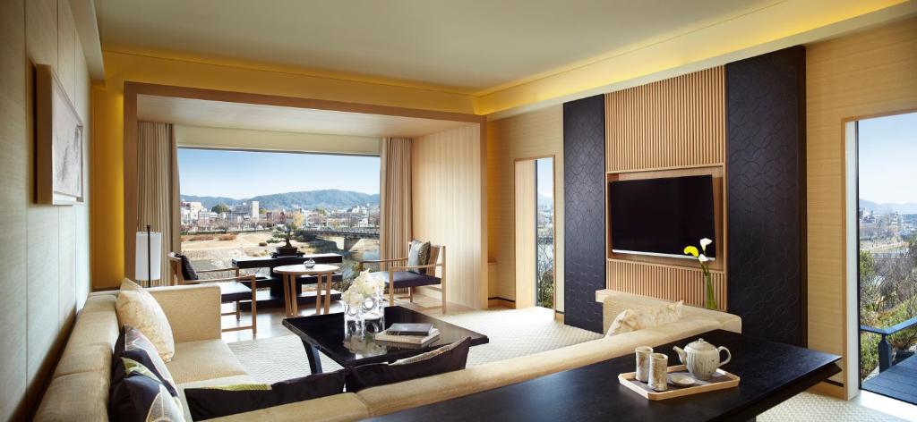 TV a/nebo společenská místnost v ubytování The Ritz-Carlton Kyoto