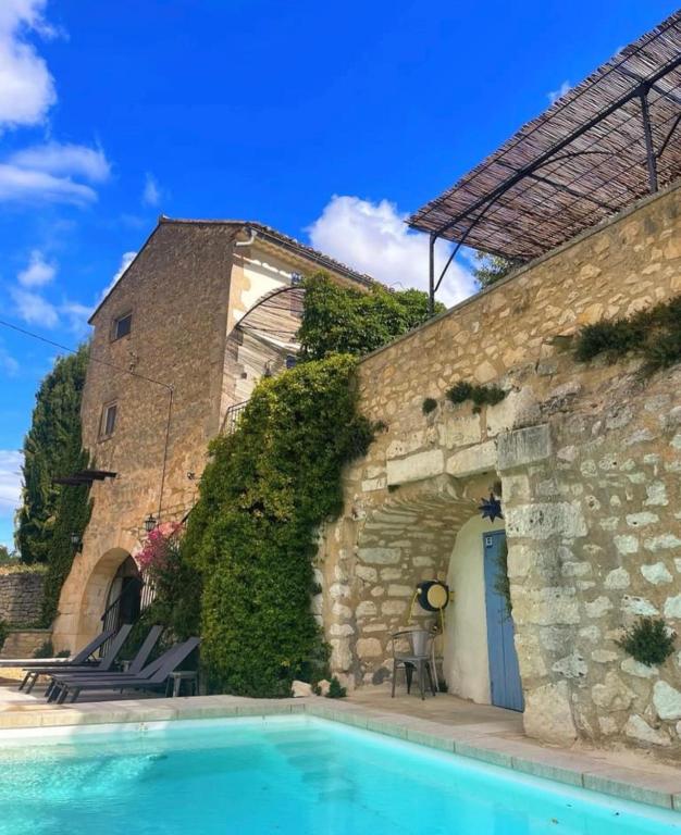 Bazén v ubytování VILLA BEL - Entre paradis et vignes nebo v jeho okolí