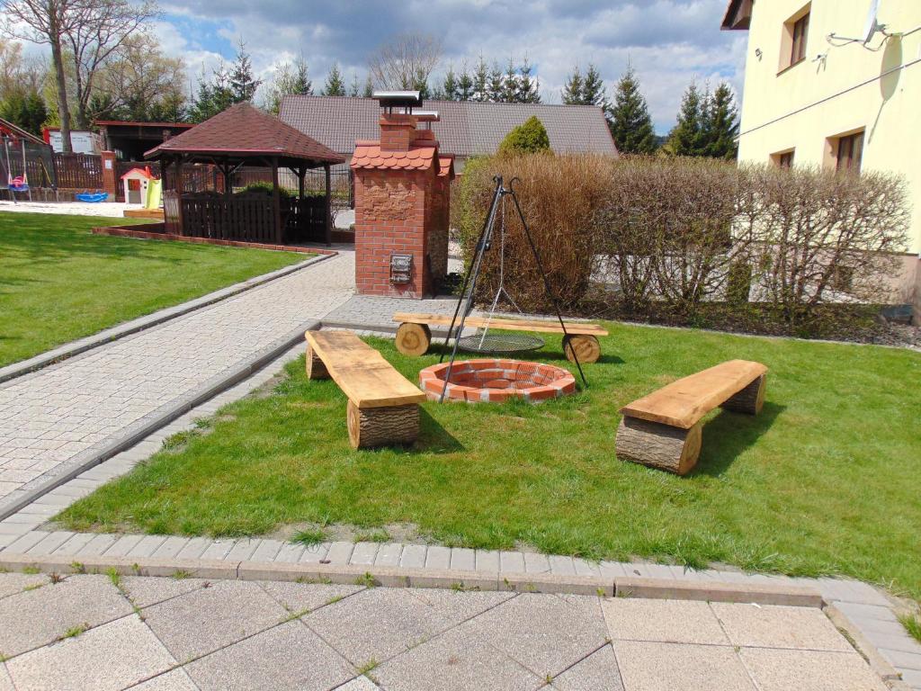 Vonkajšia záhrada v ubytovaní Słoneczny dom w górach, Sauna, basen Karpacz Opawa