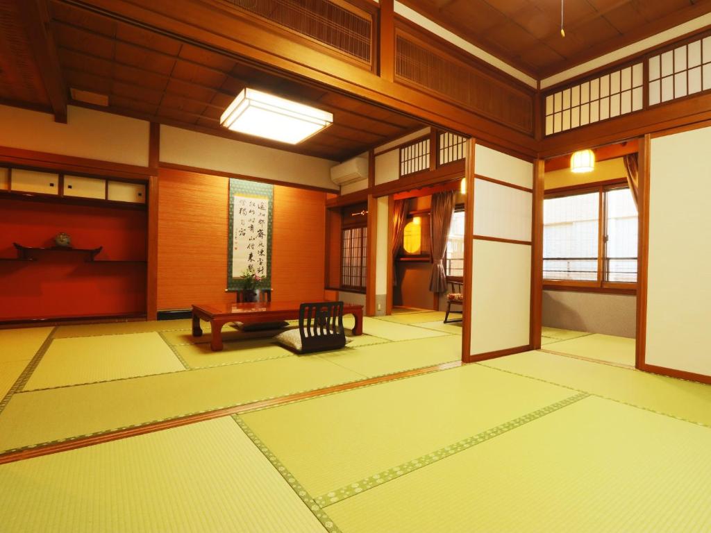 Foto dalla galleria di Ryokan Tanabe 旅館 田邊 a Takayama