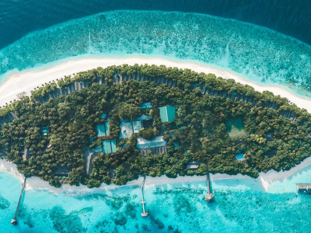 eine Luftansicht einer Insel im Meer in der Unterkunft Reethi Beach Resort in Baa-Atoll