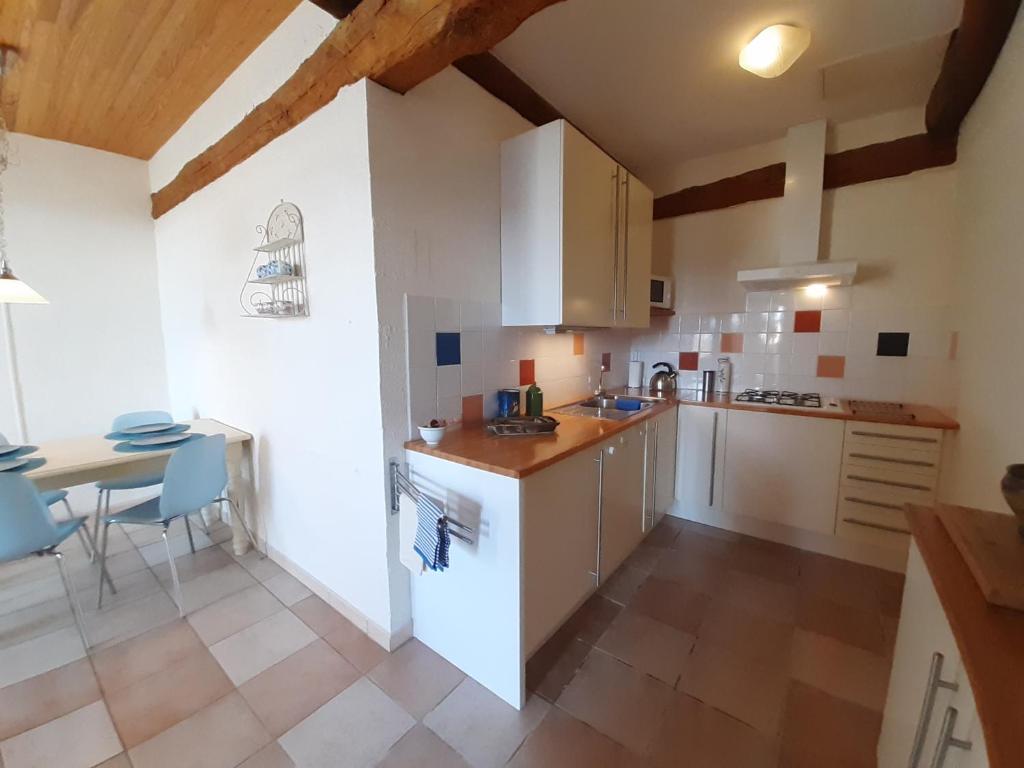Kuchyň nebo kuchyňský kout v ubytování Ferme Beauregard Les Pyrénées
