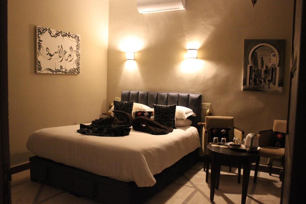 Postel nebo postele na pokoji v ubytování Riad Hilmuna Hammam et Spa
