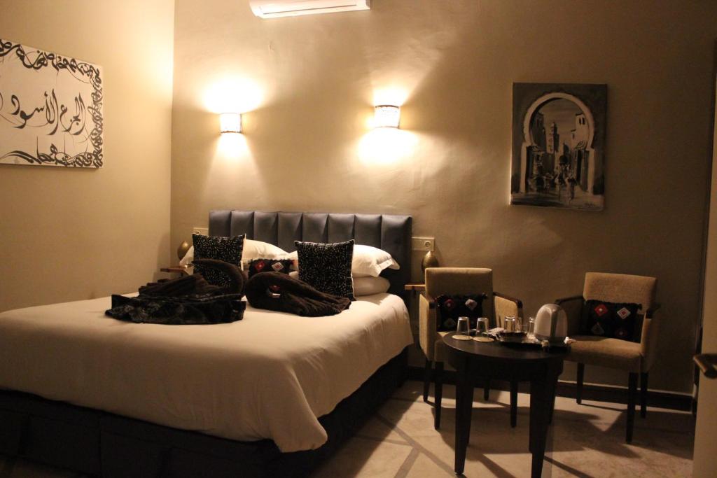 Postel nebo postele na pokoji v ubytování Riad Hilmuna Hammam et Spa