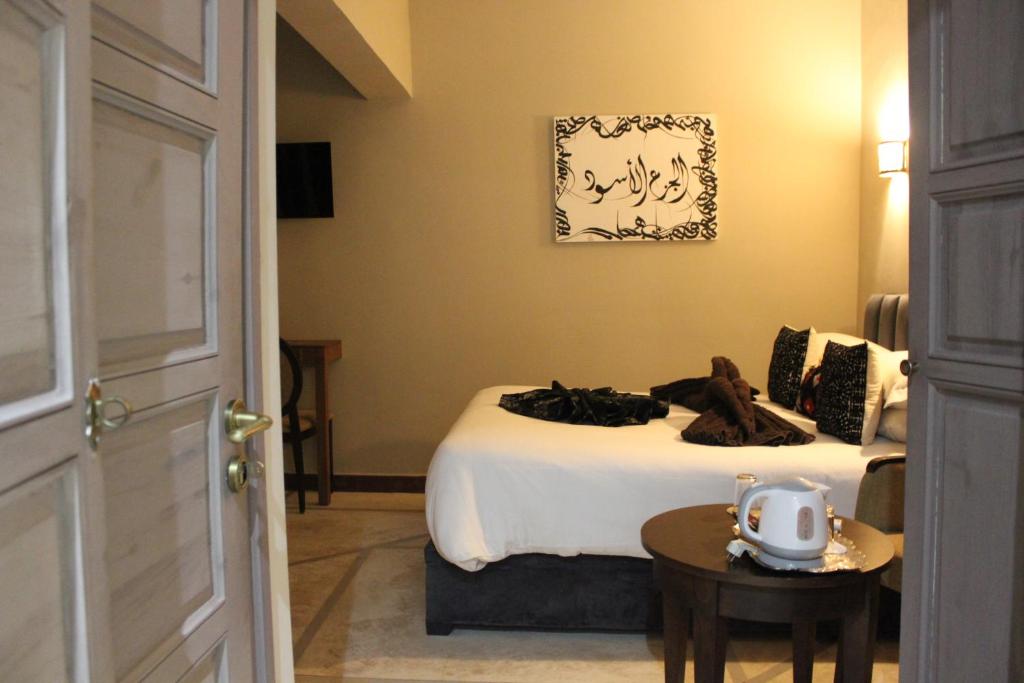 Postel nebo postele na pokoji v ubytování Riad Hilmuna Hammam et Spa