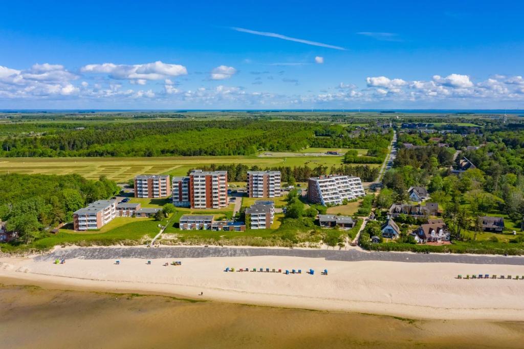 een luchtzicht op het strand van het resort bij Haus Halligblick Whg 15 in Wyk auf Föhr