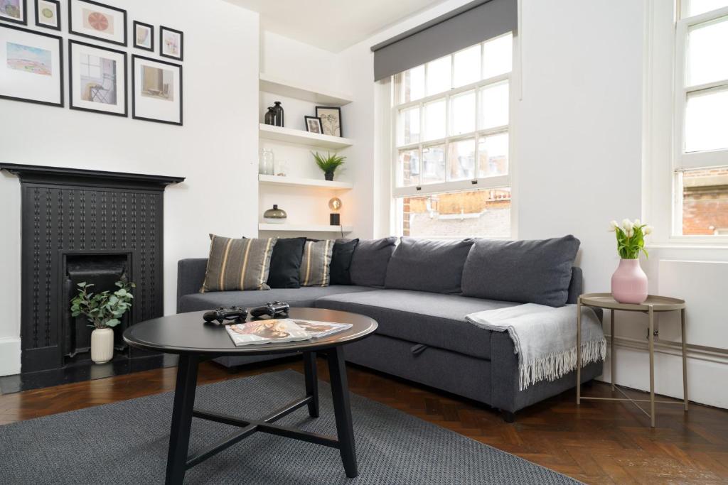 a living room with a couch and a table at Huge & Central 3 Bedr, 4 Beds, Covent Gdn in London