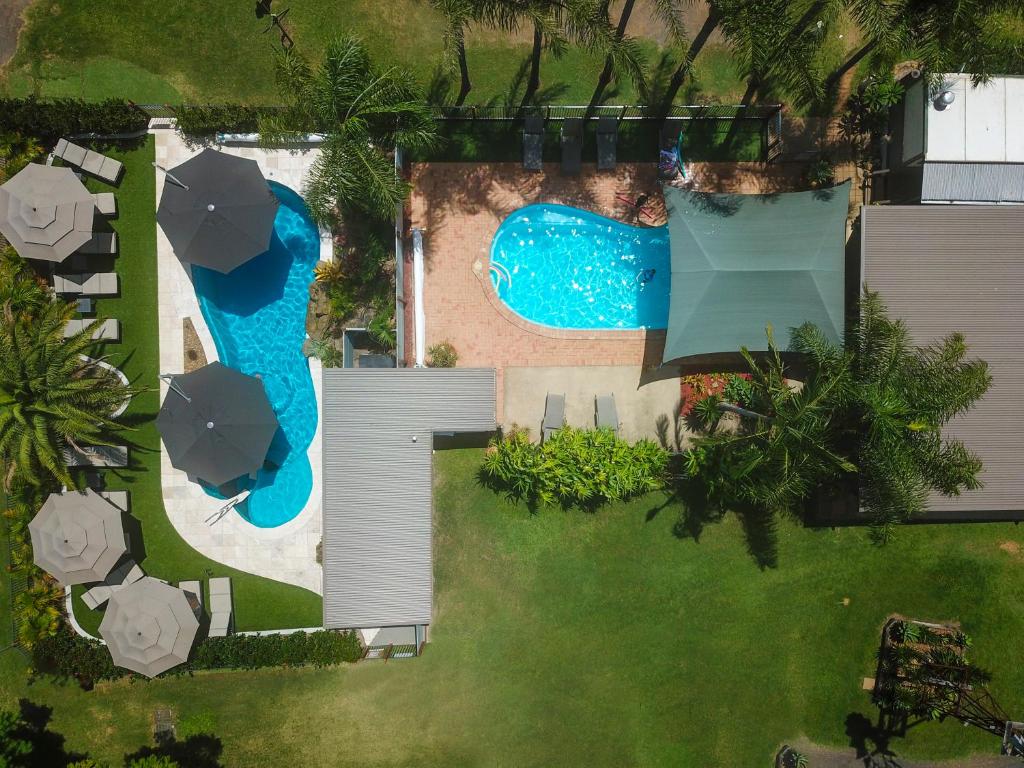 uma vista superior de uma piscina num quintal em Esk Caravan Park & Rail Trail Motel em Esk