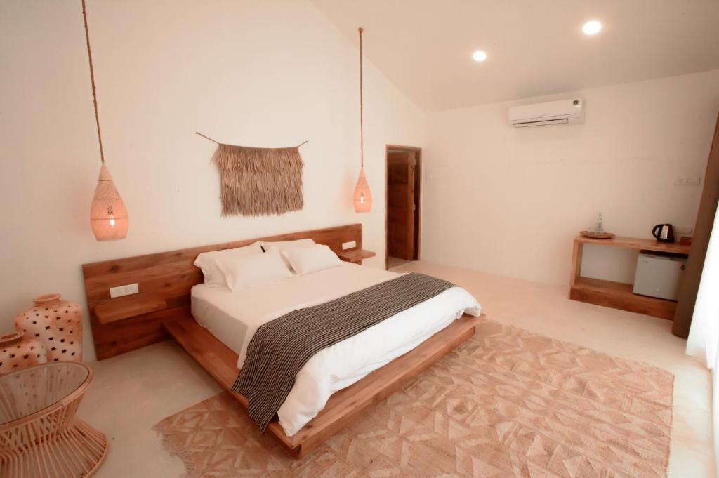 Кровать или кровати в номере Thalassa Beach Boutique Resort