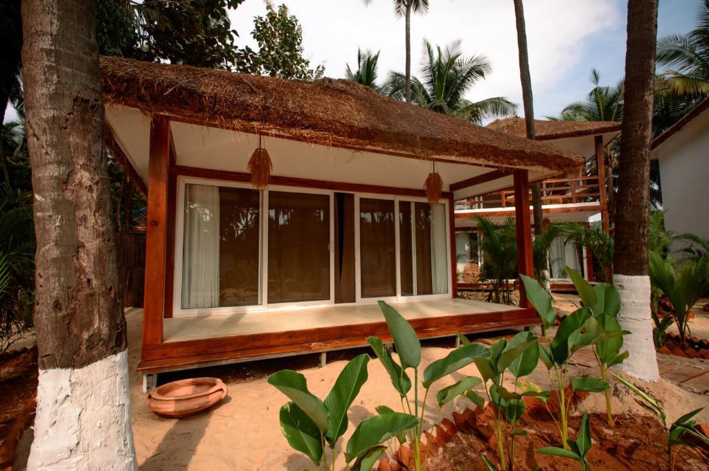 Сад в Thalassa Beach Boutique Resort