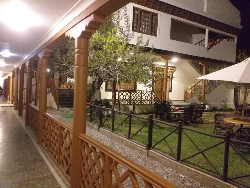 Blick auf den Innenhof eines Hauses in der Nacht in der Unterkunft Hotel Kang Lha Chen in Leh