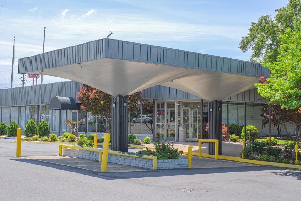 a building with a canopy in a parking lot at Masters Inn Selma Smithfield I-95 By OYO in Selma