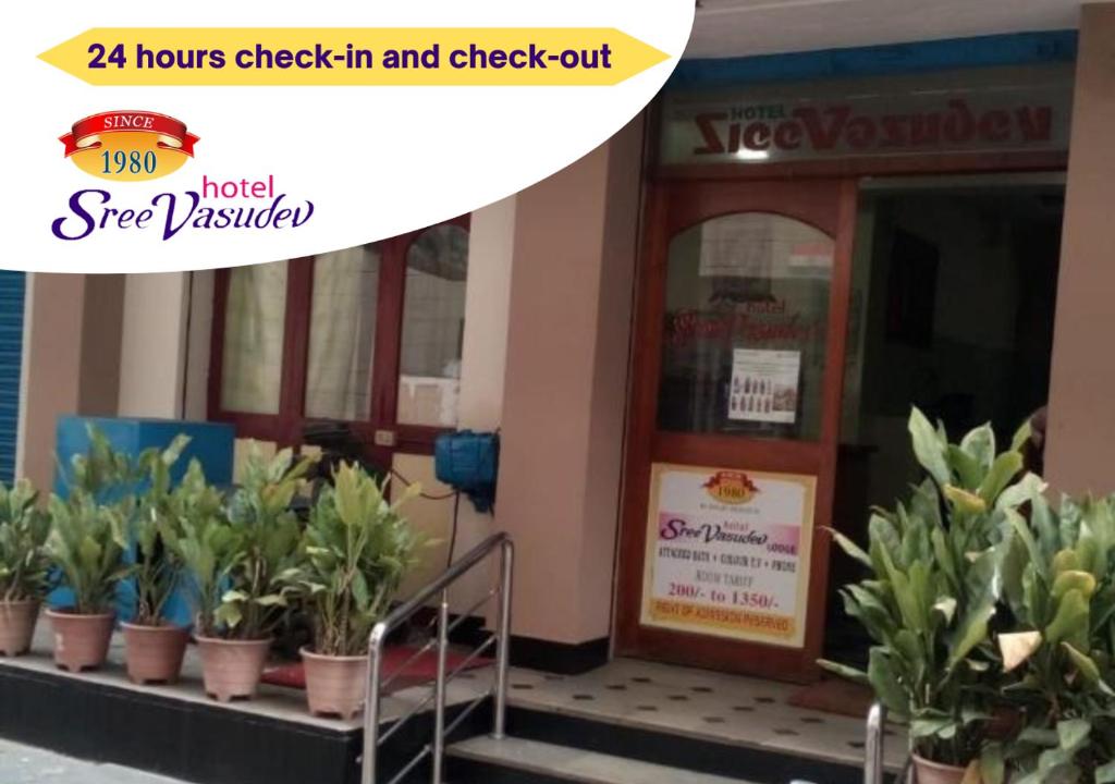 un negozio con piante in vaso davanti di Hotel Sree Vasudev a Vijayawāda