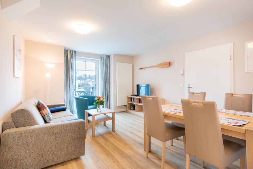 a living room and dining room with a table and chairs at Alte Liebe Zinnowitz Ferienwohnungen nahe Strand in Zinnowitz
