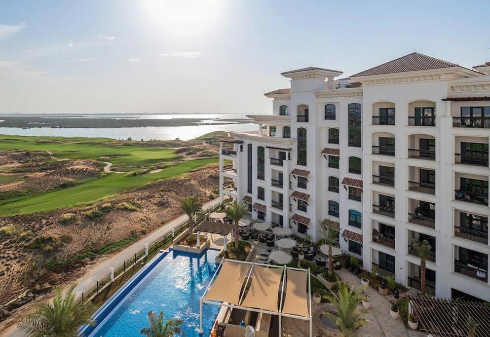 Vaizdas į baseiną apgyvendinimo įstaigoje Luxurious 4 bed apartment on Yas Island, Abu Dhabi arba netoliese