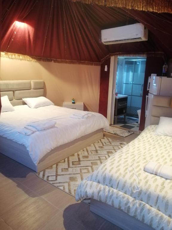 Uma cama ou camas num quarto em Bubble castle house