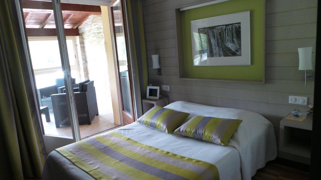 Postel nebo postele na pokoji v ubytování Logis Hotel Restaurant Mas de la Prairie