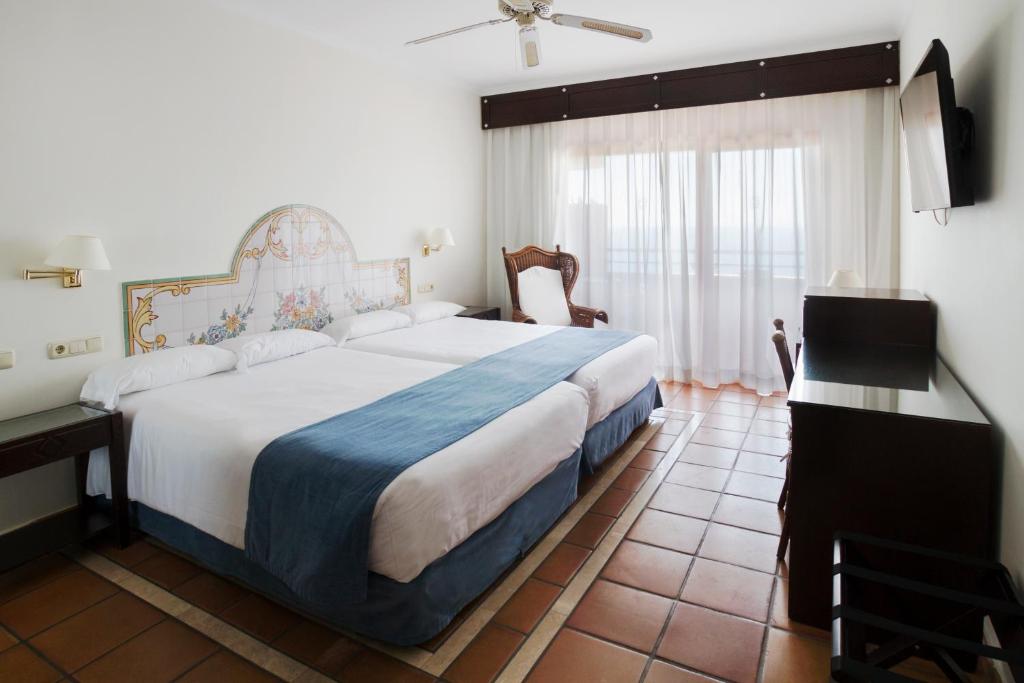 Postel nebo postele na pokoji v ubytování Ibersol Almuñecar Beach & Spa Hotel