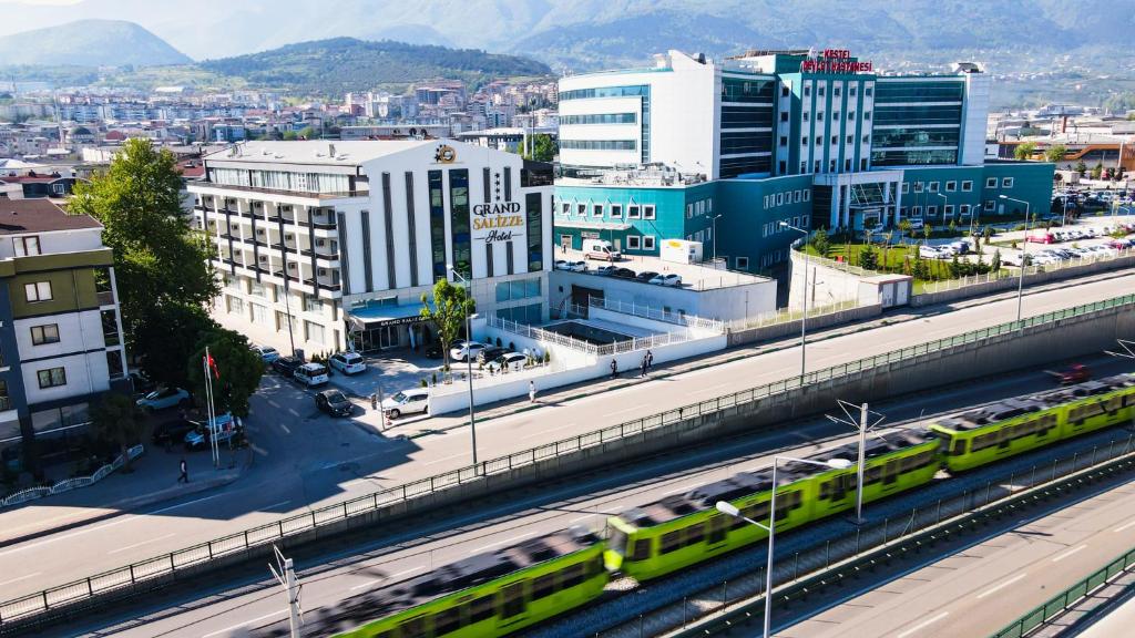 uma vista superior de uma cidade com um comboio em GRAND SALİZZE HOTEL em Kestel