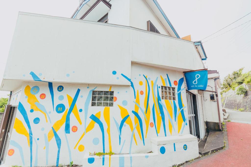 um mural pintado na lateral de um edifício em 青とサイダー em Oshima