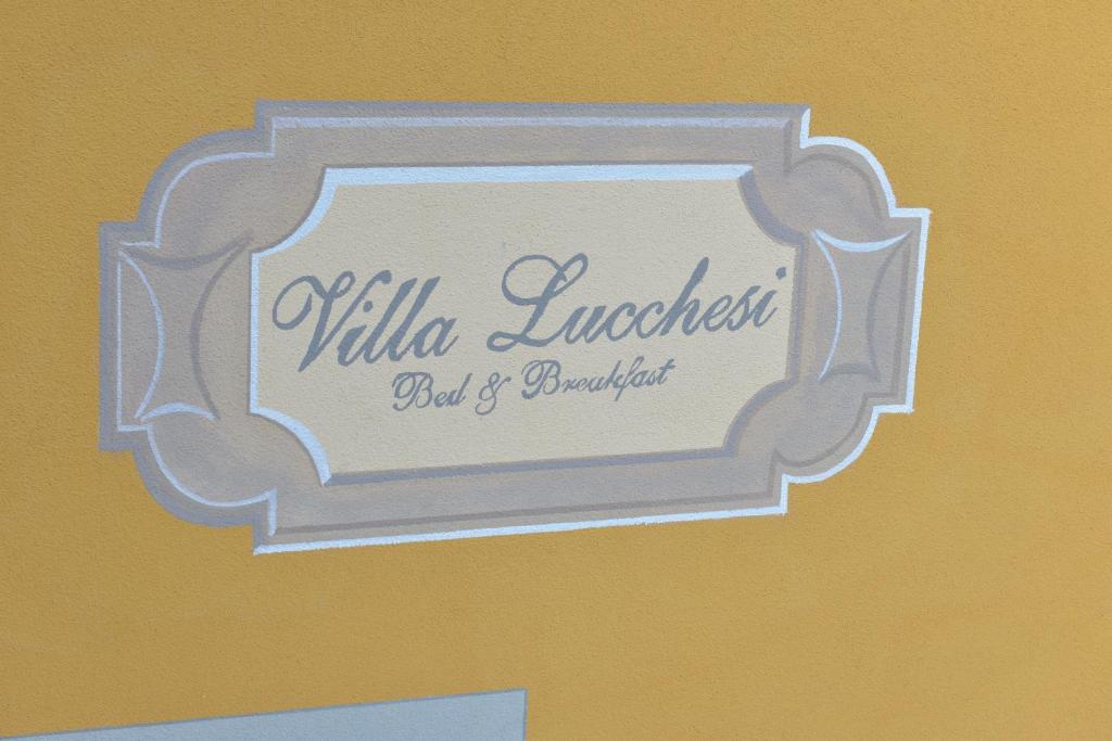 un cartel que lee Villa lucosa board y barbacoa en Villa Lucchesi, en Bagni di Lucca